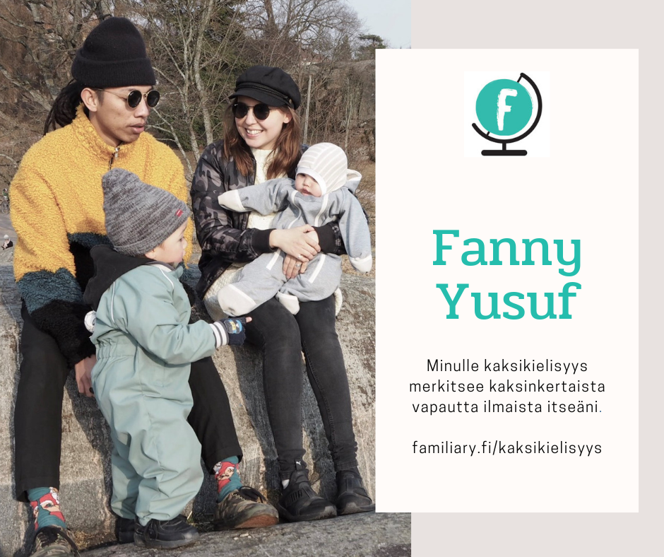 Fanny Yusuf perheeneen istuu ulkona kivetyksellä. Fanny istuu miehensä vierellä ja pitää toista lastaan sylissä. Avioparin toinen lapsi seisoo perheen isän edessä.